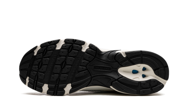 Runner 530 White Gold Black